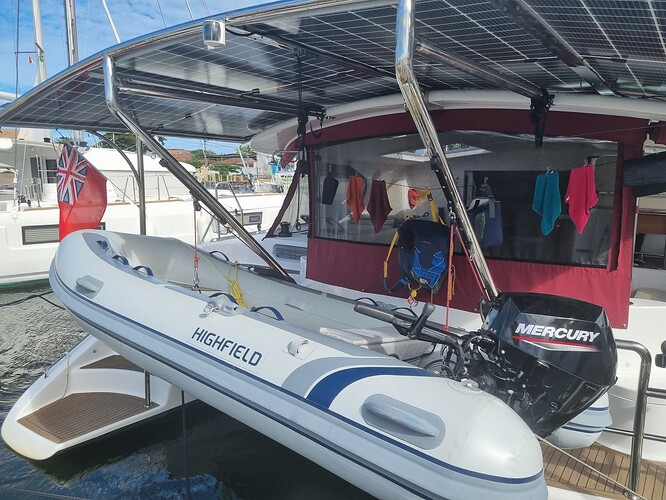 Tourterelles Solar and dinghy (2)